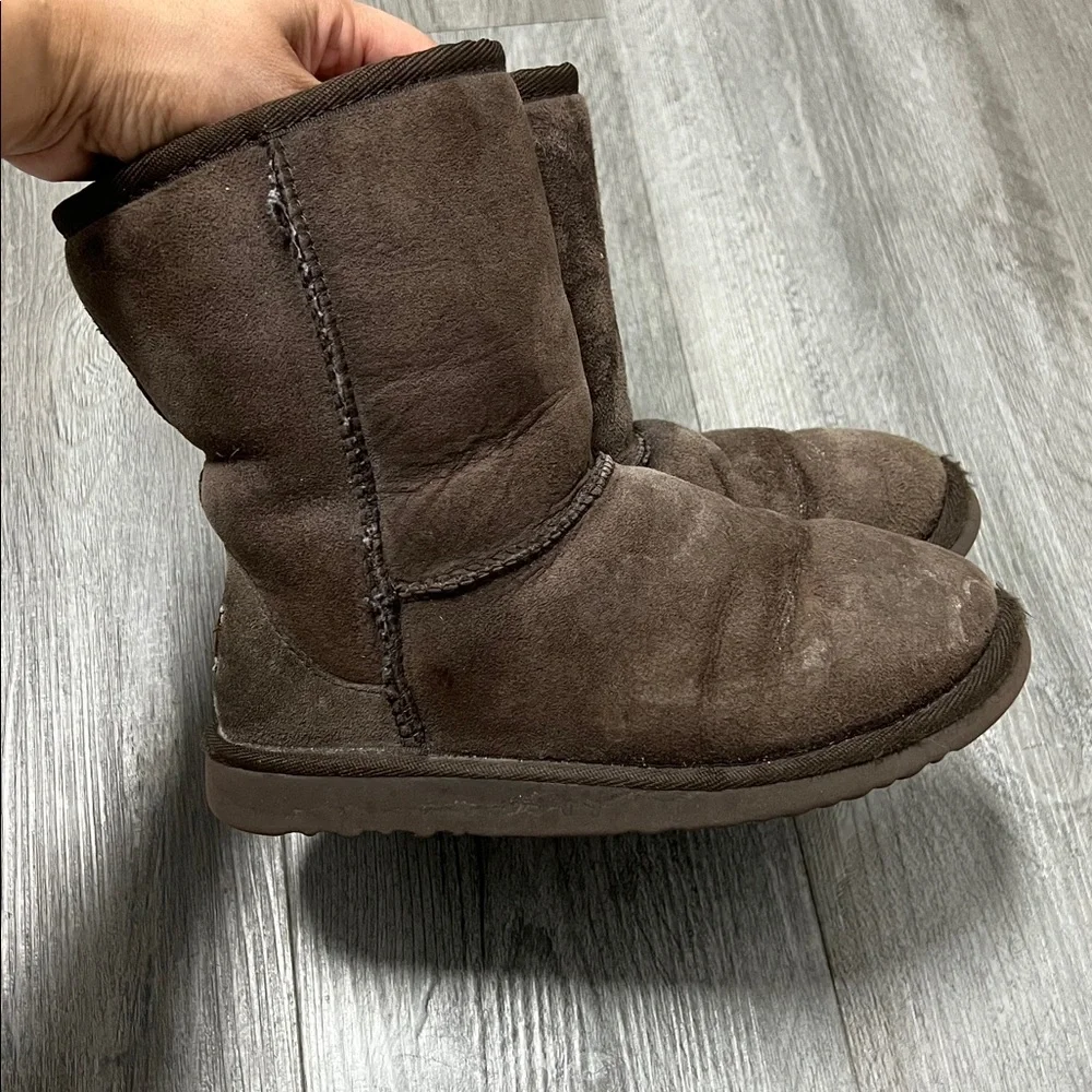 UGG Australia Classic kids sheepskin boots/ chocolate brown / size 3